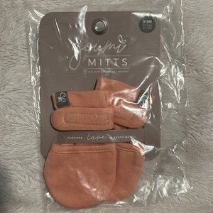 NWT Goumi Mitts 0-3 months